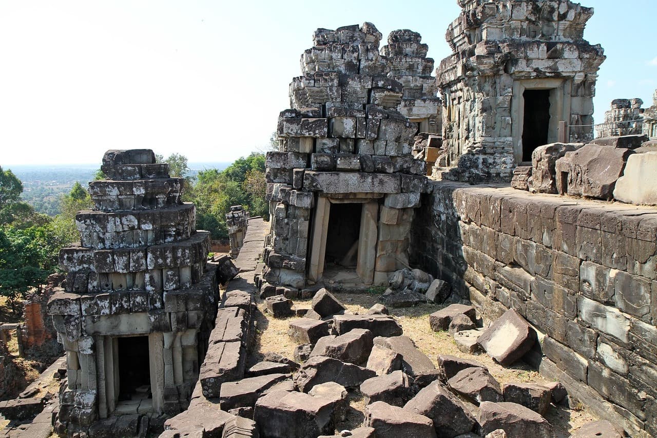 Beng Mealea, Banteay Srei, Banteay Samre, and Phnom Bakheng Tour - main image