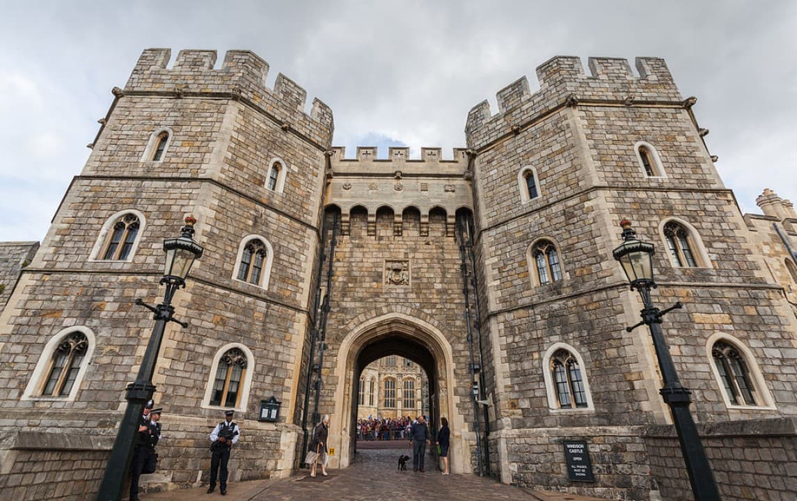 Windsor Castle, Stonehenge and Bath Tour with Lunch in Lacock - image 3