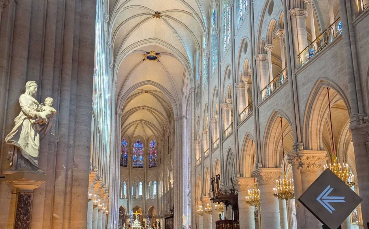 Notre Dame Exterior Tour with English- or Spanish-Speaking Guide & Cathedral Entry - image 7