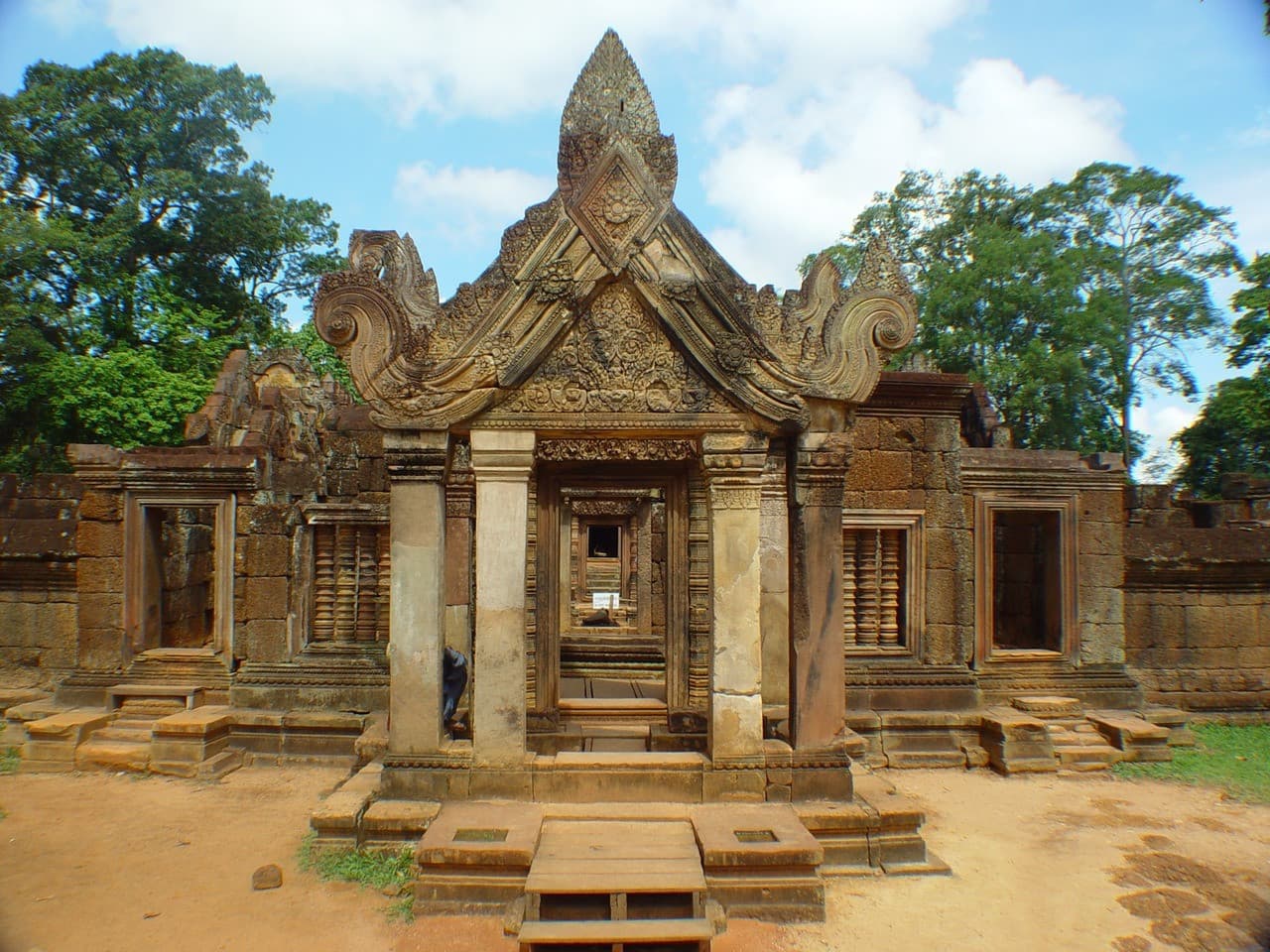 Beng Mealea, Banteay Srei, Banteay Samre, and Phnom Bakheng Tour - image 7