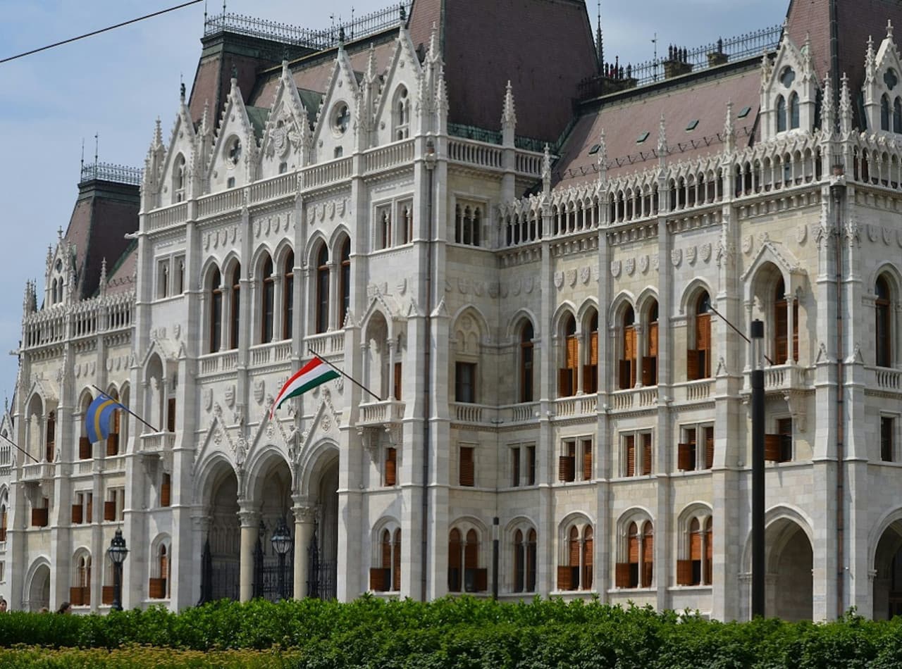 Budapest: Castle District & Hungarian Parliament Guided Tour + Transport - main image