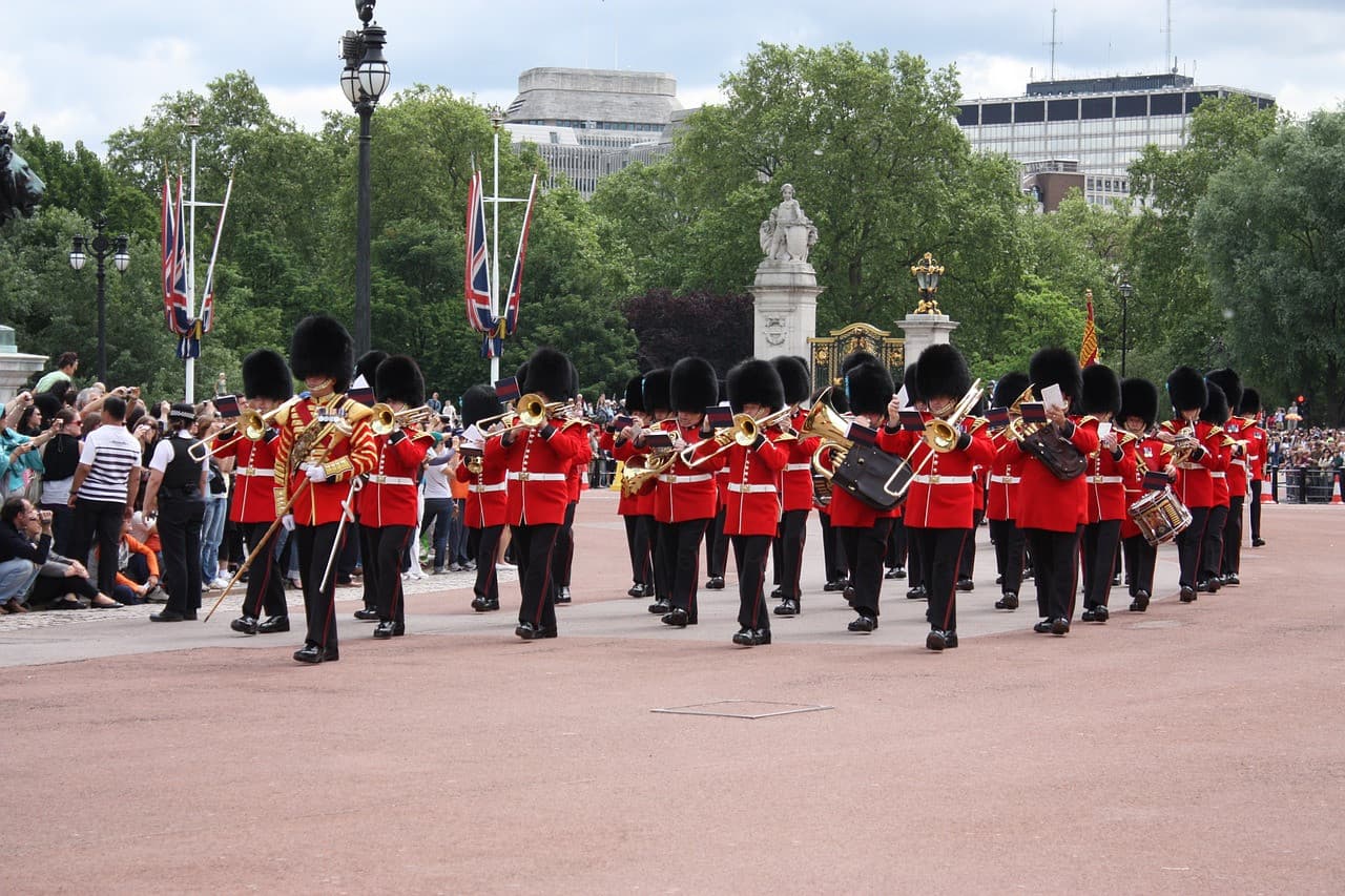 Full Day London with Changing of the Guard, Thames River Cruise and London Eye - image 9