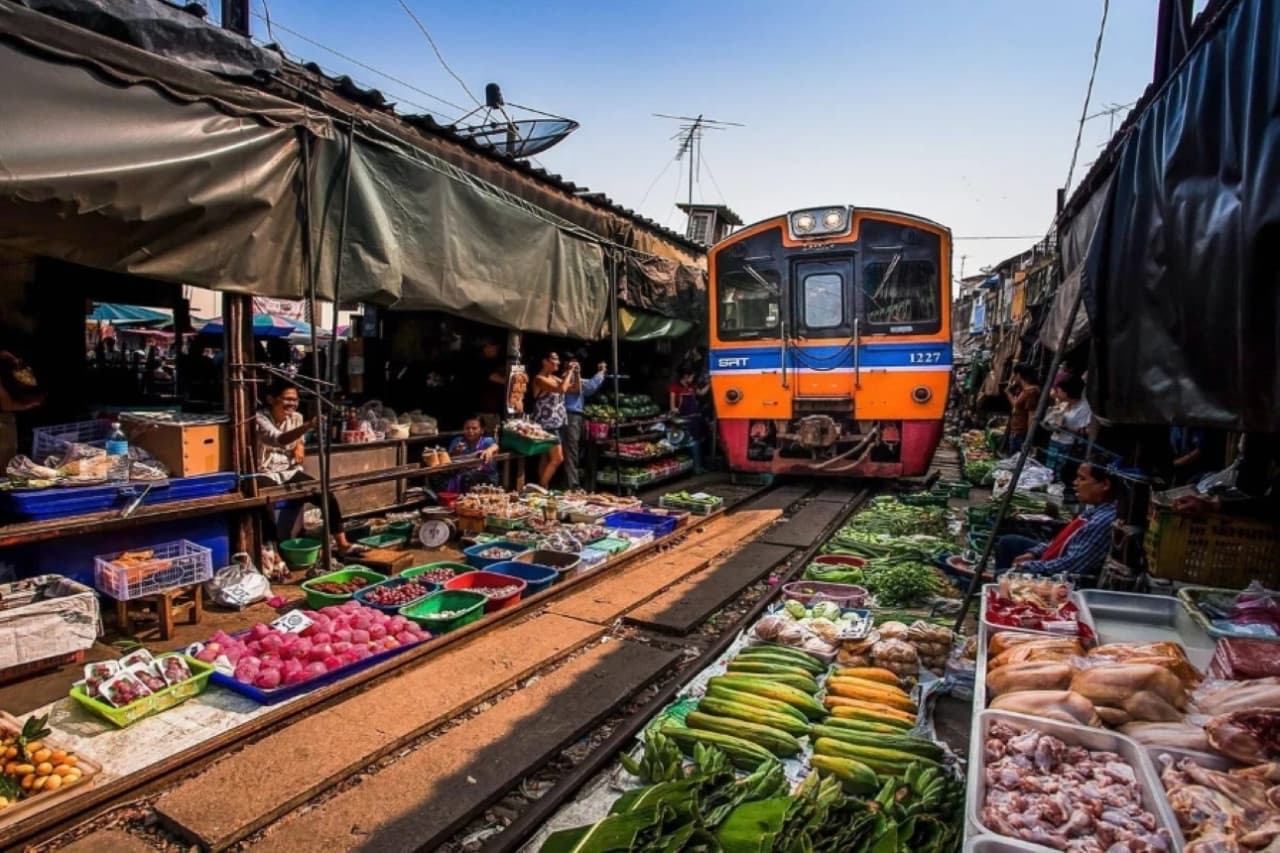 Maeklong Railway Market and Damnoen Saduak Floating Market Half-Day Tour - image 3