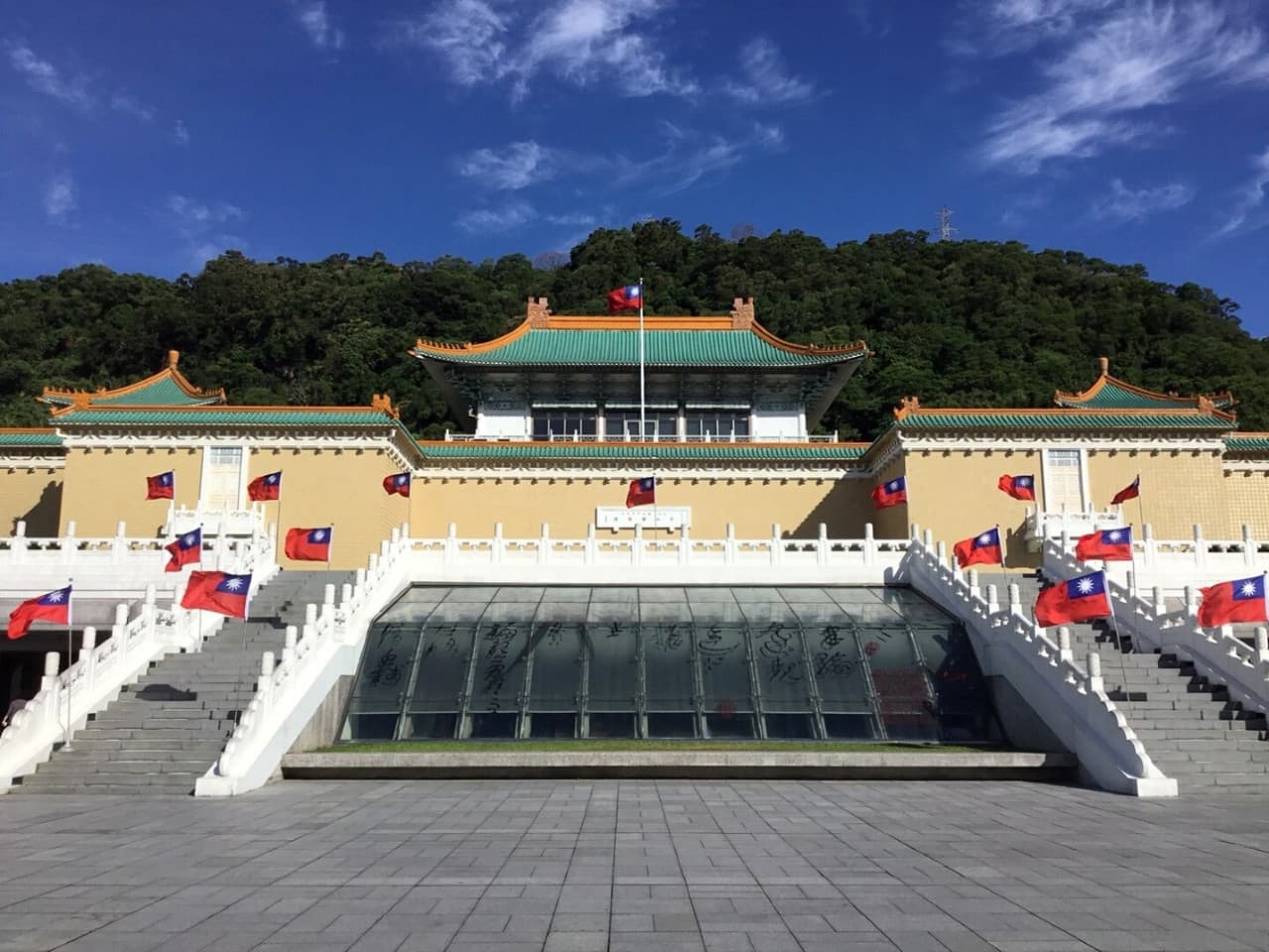 Classic Taipei Landmarks Full-Day Tour: National Palace Museum, Chiang Kai-shek Memorial Hall - image 2