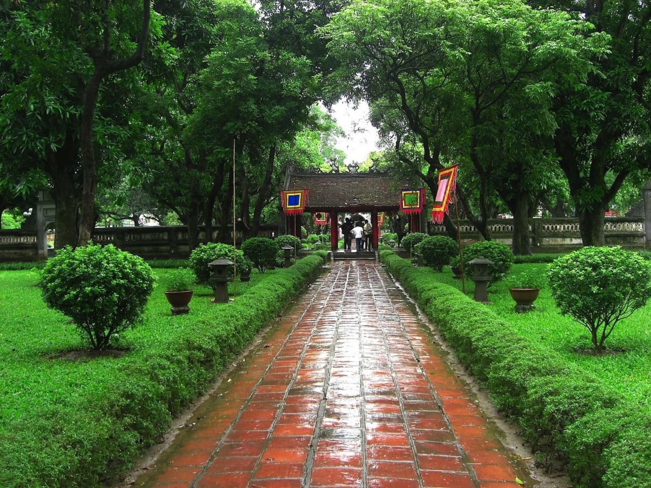 Hanoi Highlights City Tour: Ho Chi Minh Mausoleum, Temple of Literature, Tran Quoc Pagoda - imagen 2