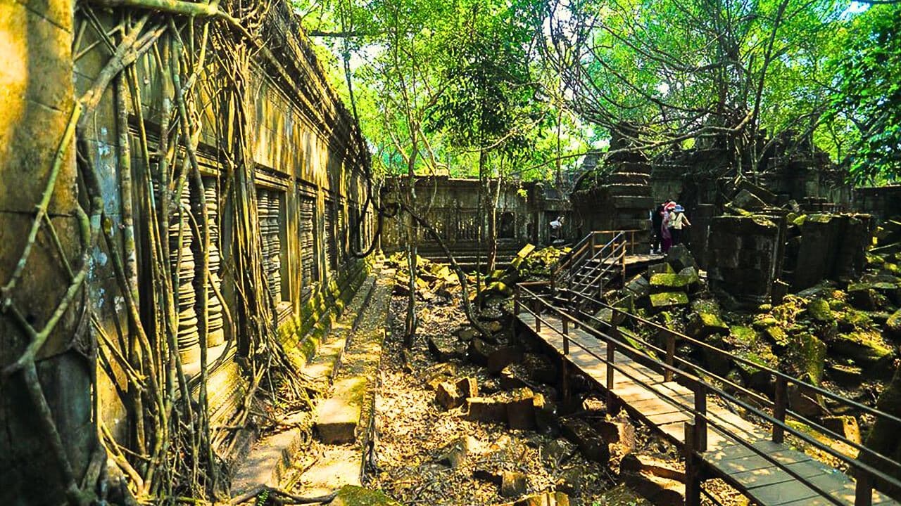 Beng Mealea, Banteay Srei, Banteay Samre, and Phnom Bakheng Tour - image 2