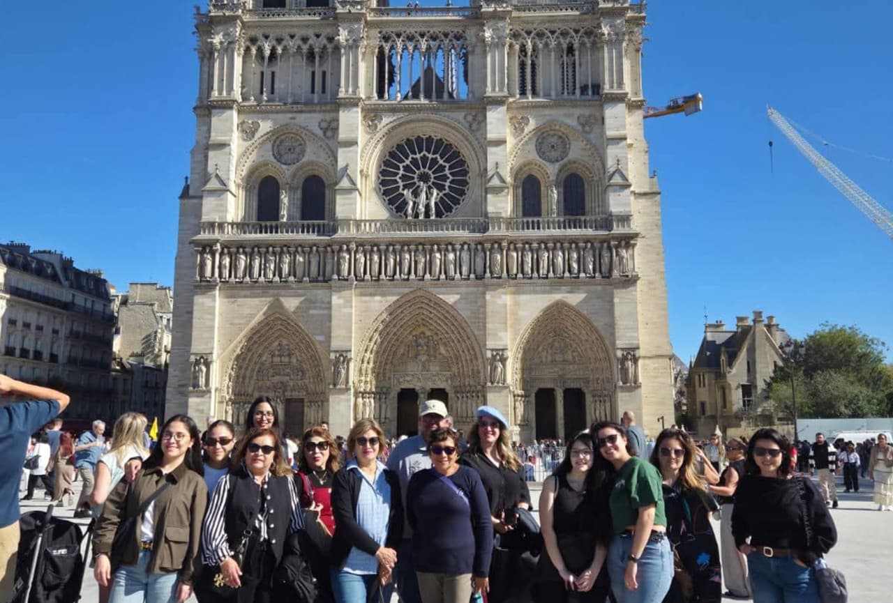 Notre Dame Exterior Tour with English- or Spanish-Speaking Guide & Cathedral Entry - image 9