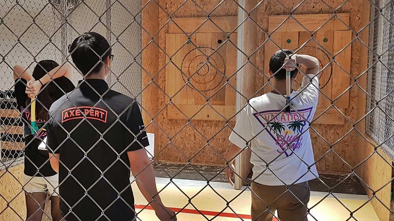 Axe Factor Sentosa: Axe Throwing Experience - imagen 2