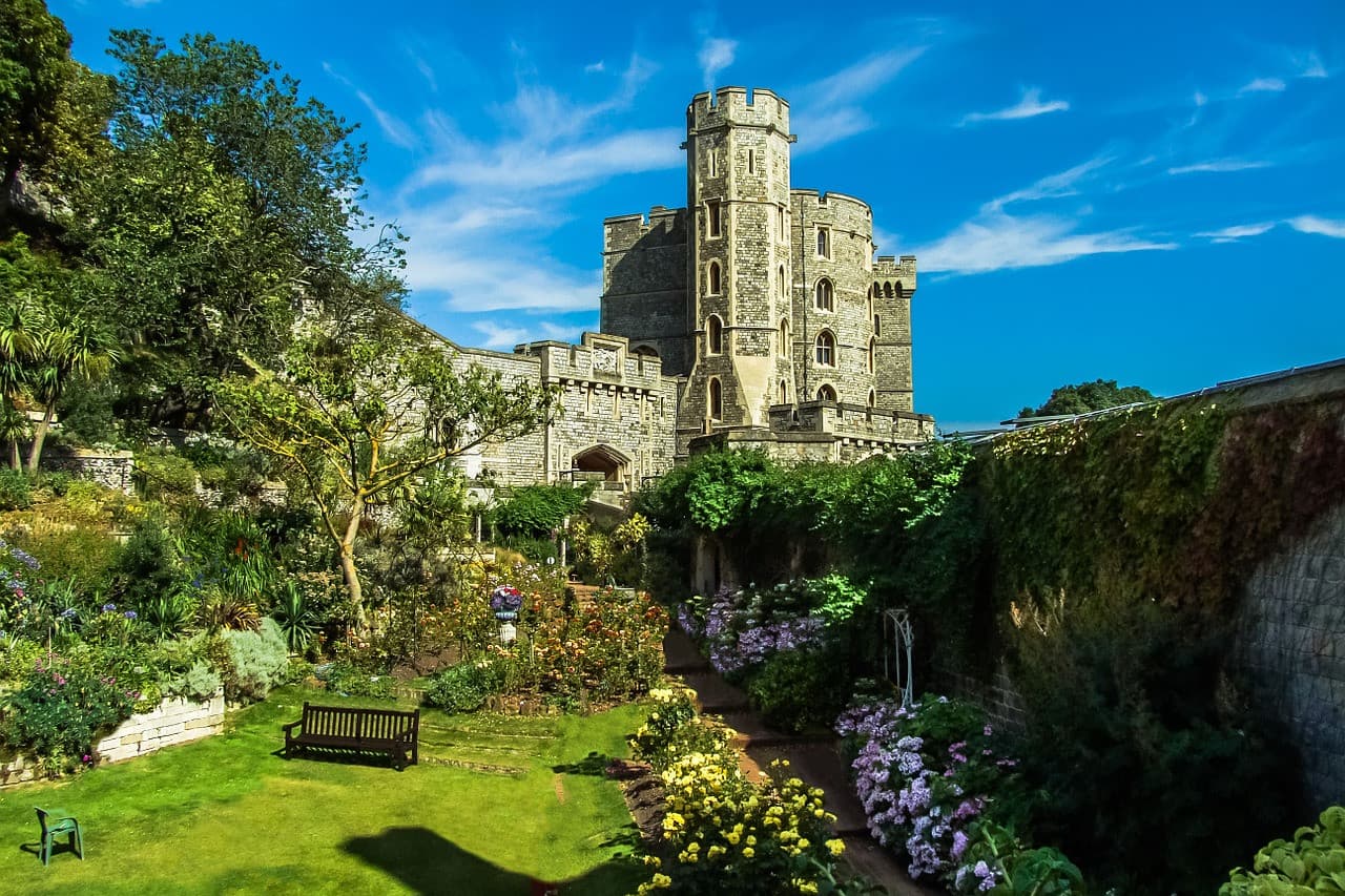Windsor Castle, Stonehenge and Bath Tour with Lunch in Lacock - image 2