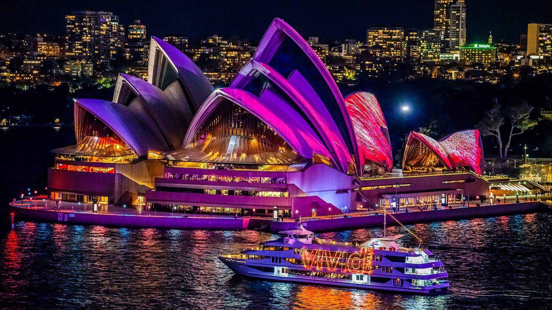 Crucero Vivid Sydney con Captain Cook Cruises saliendo desde Darling Harbour - imagen principal