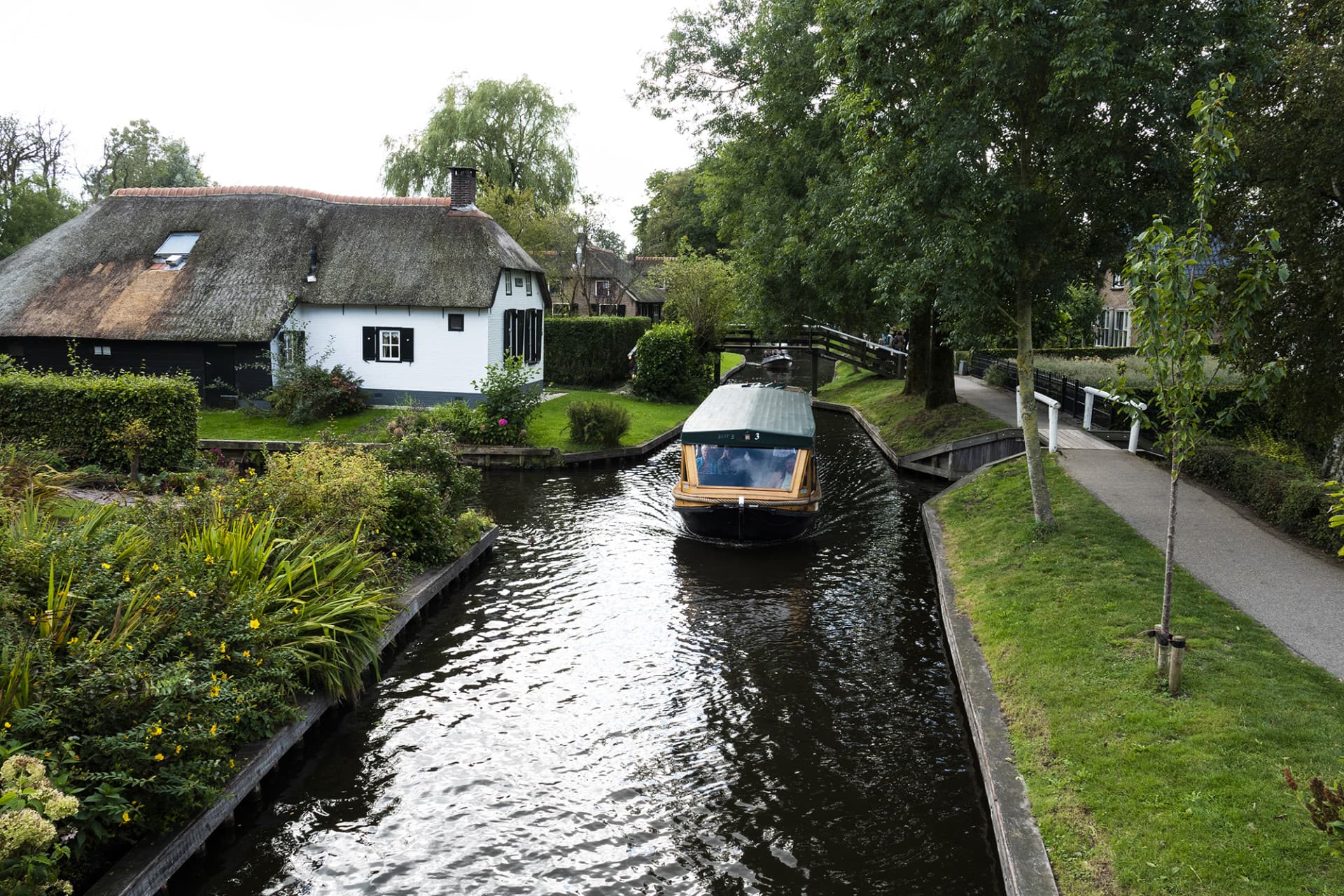 Giethoorn Full-Day Tour from Amsterdam with Canal Cruise and Self-Guided Walking Tour - image 5