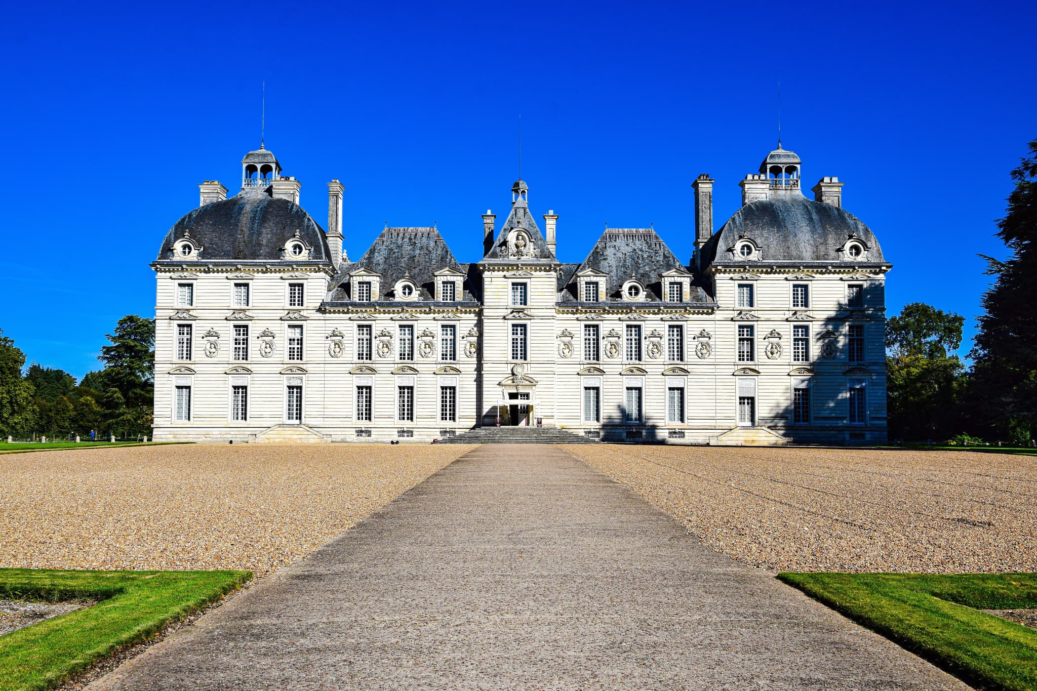 Loire Valley Tour from Paris: Chambord, Chenonceau, and Cheverny Castles - image 3