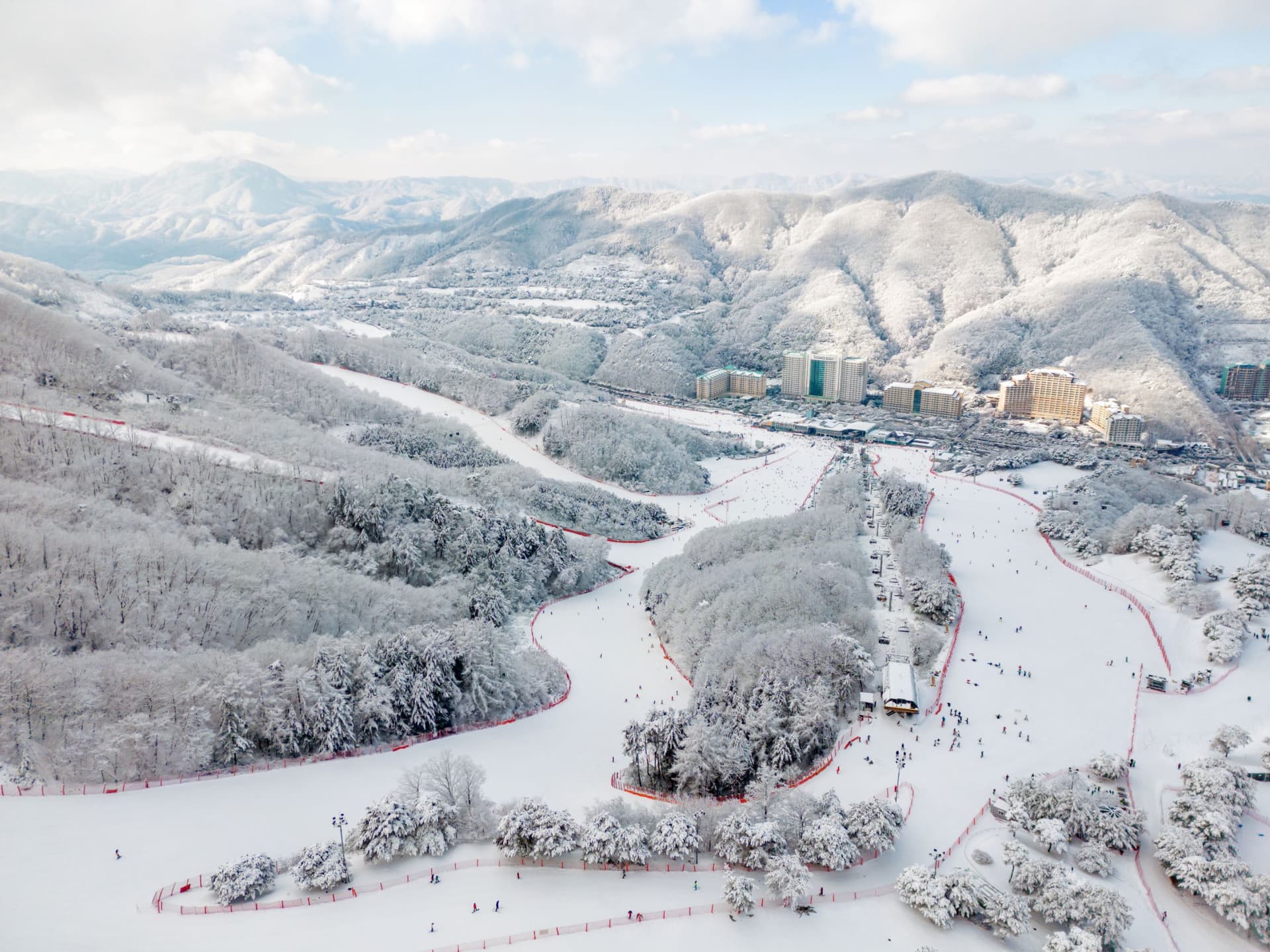 Vivaldi Park Winter Ski and Eobi Ice Valley Day Tour from Seoul - 이미지 5