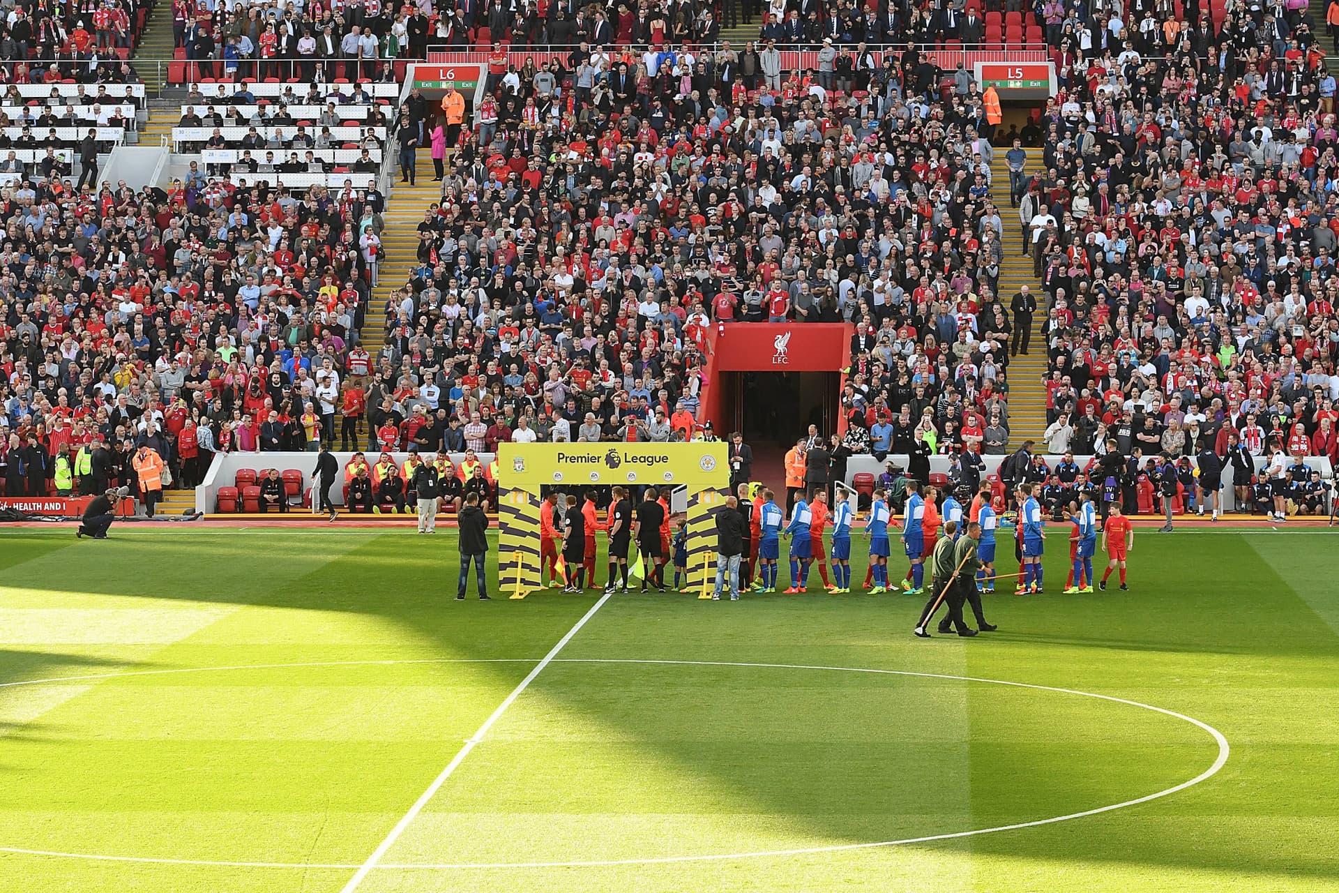 Entrada para partido de la Premier League del Liverpool FC en el estadio Anfield - imagen 9