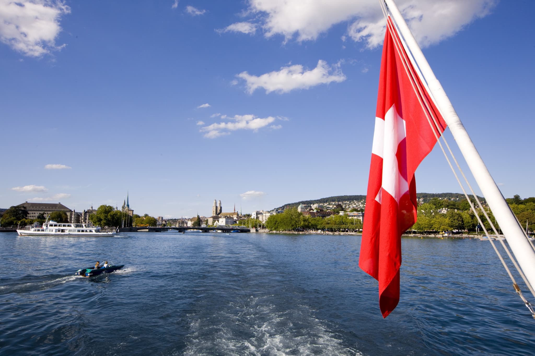 Zurich City Tour with Cruise and Lindt Home of Chocolate - image 4