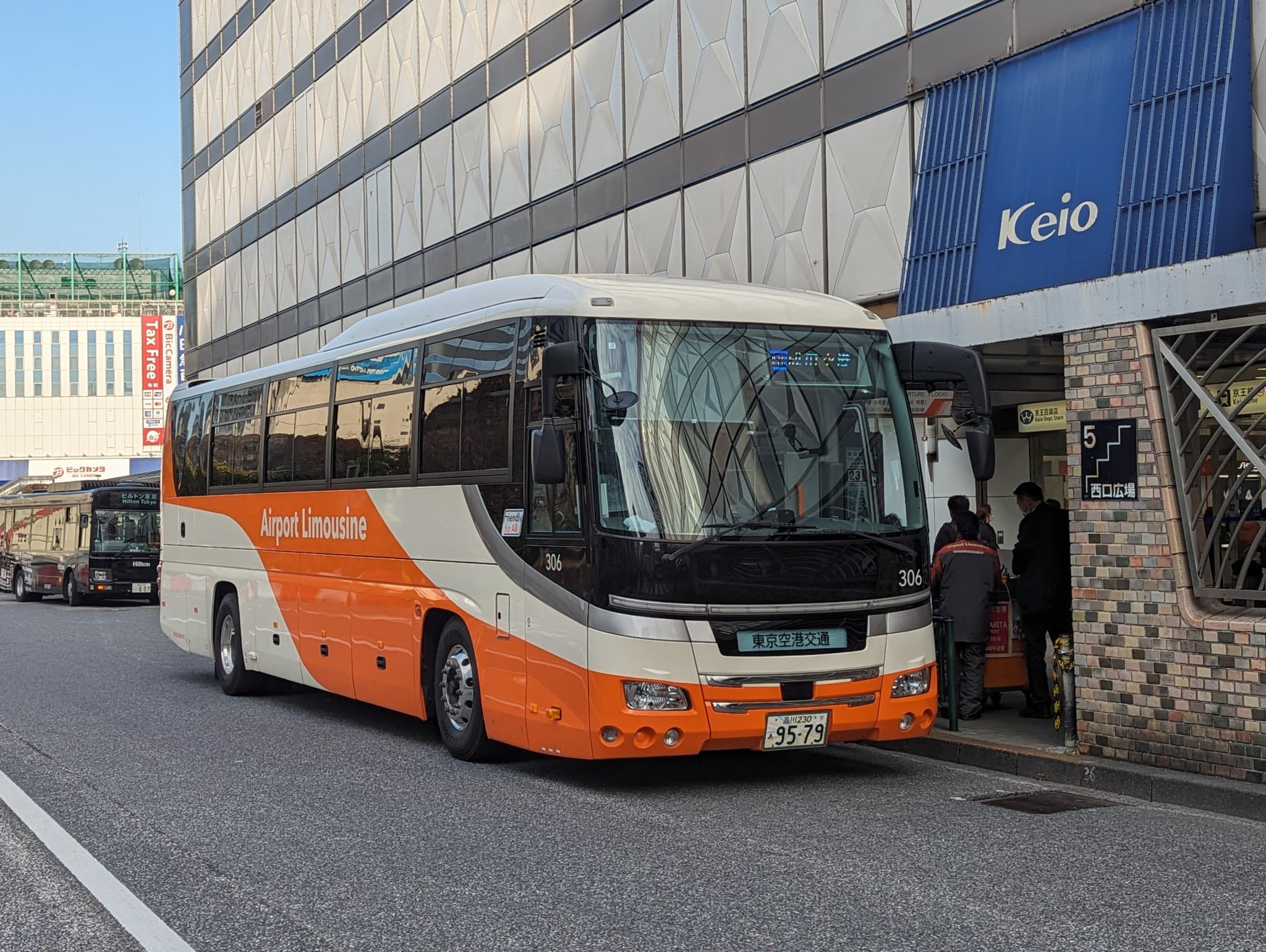 Haneda Airport Limousine Bus Transfers - image 2