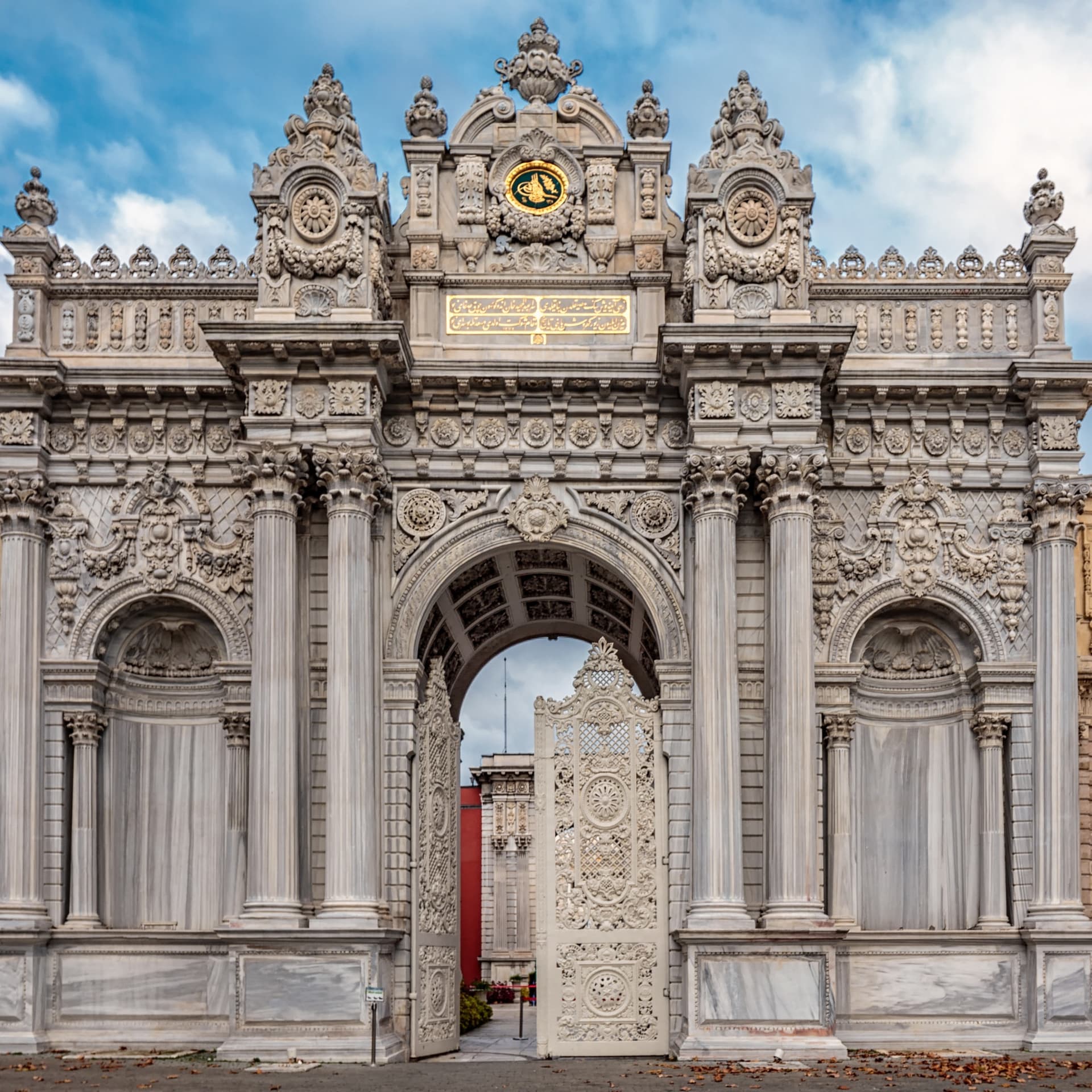 Entrada al Palacio de Dolmabahce - imagen 7