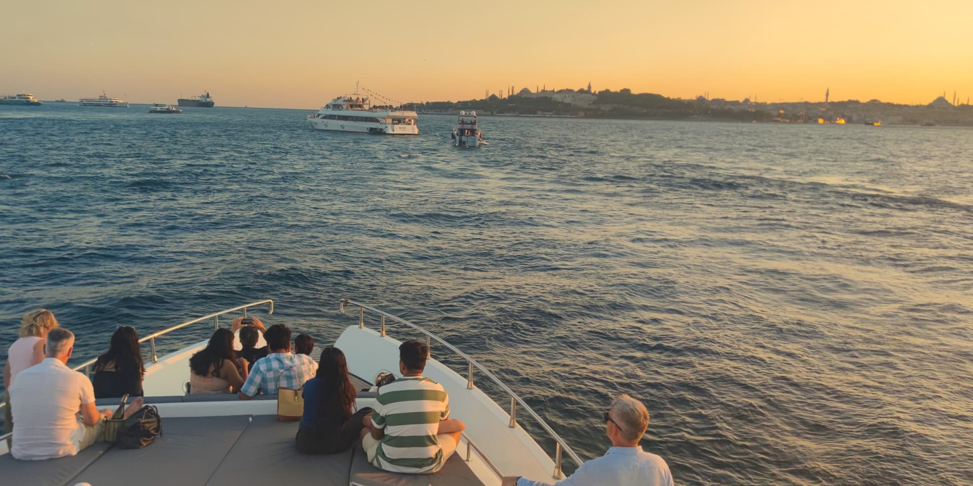 Bosphorus Sightseeing Cruise on a Luxury Yacht - image 2