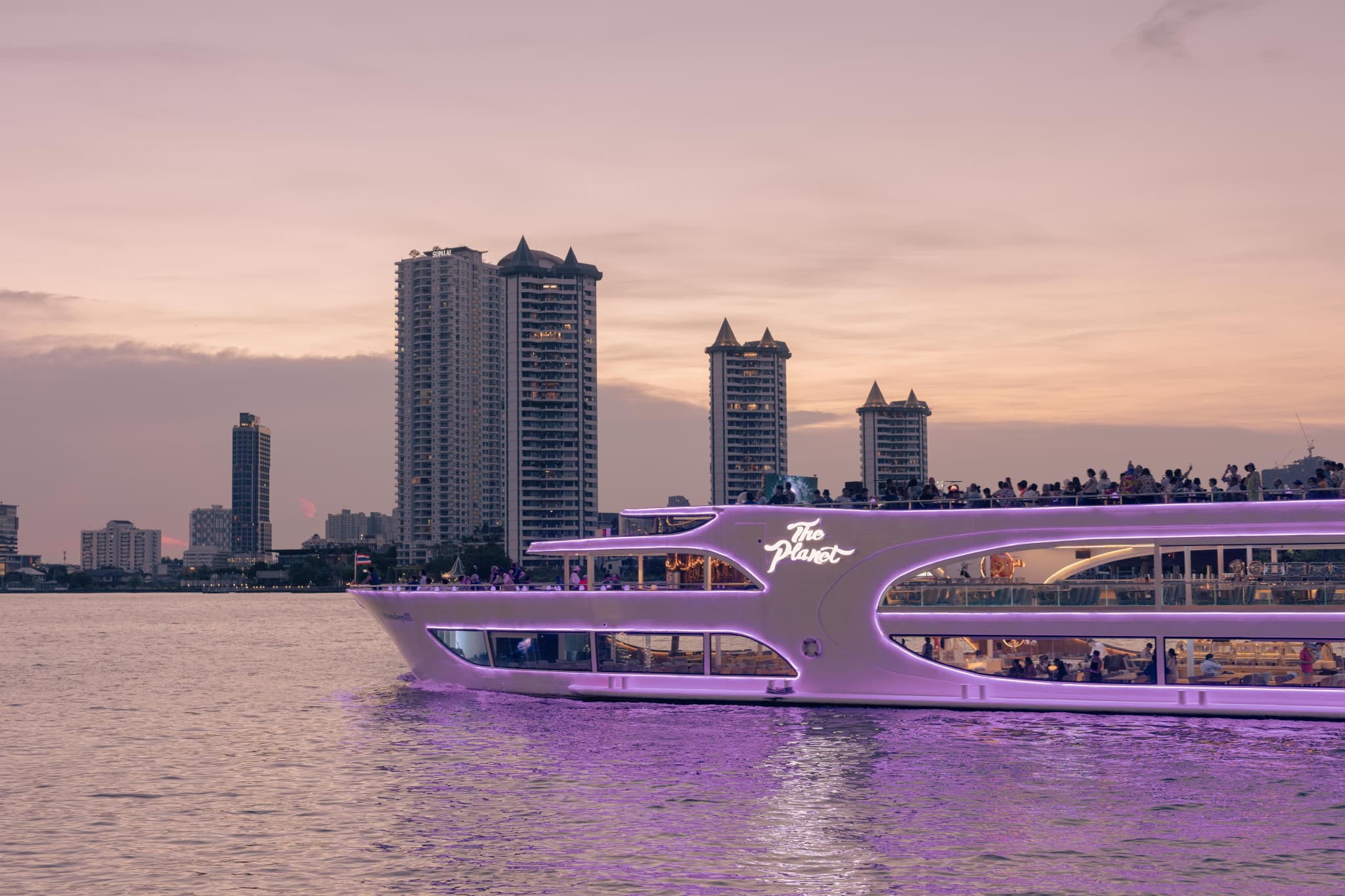 Chao Phraya River Dinner Cruise aboard The Planet Cruise - image 3