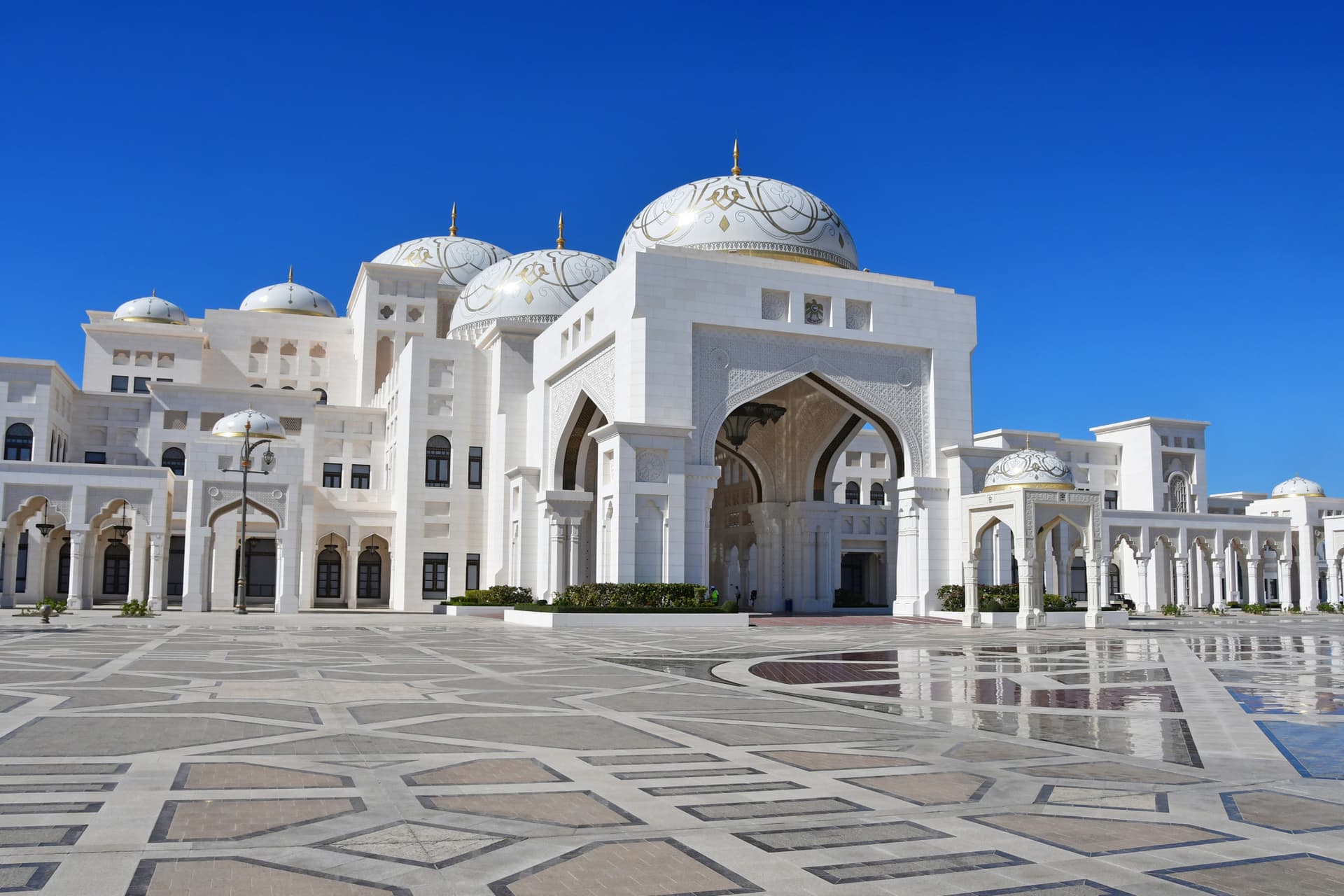 Abu Dhabi Premium City Tour from Dubai: Sheikh Zayed Mosque, Etihad Towers, Qasr Al Watan - imagen 8