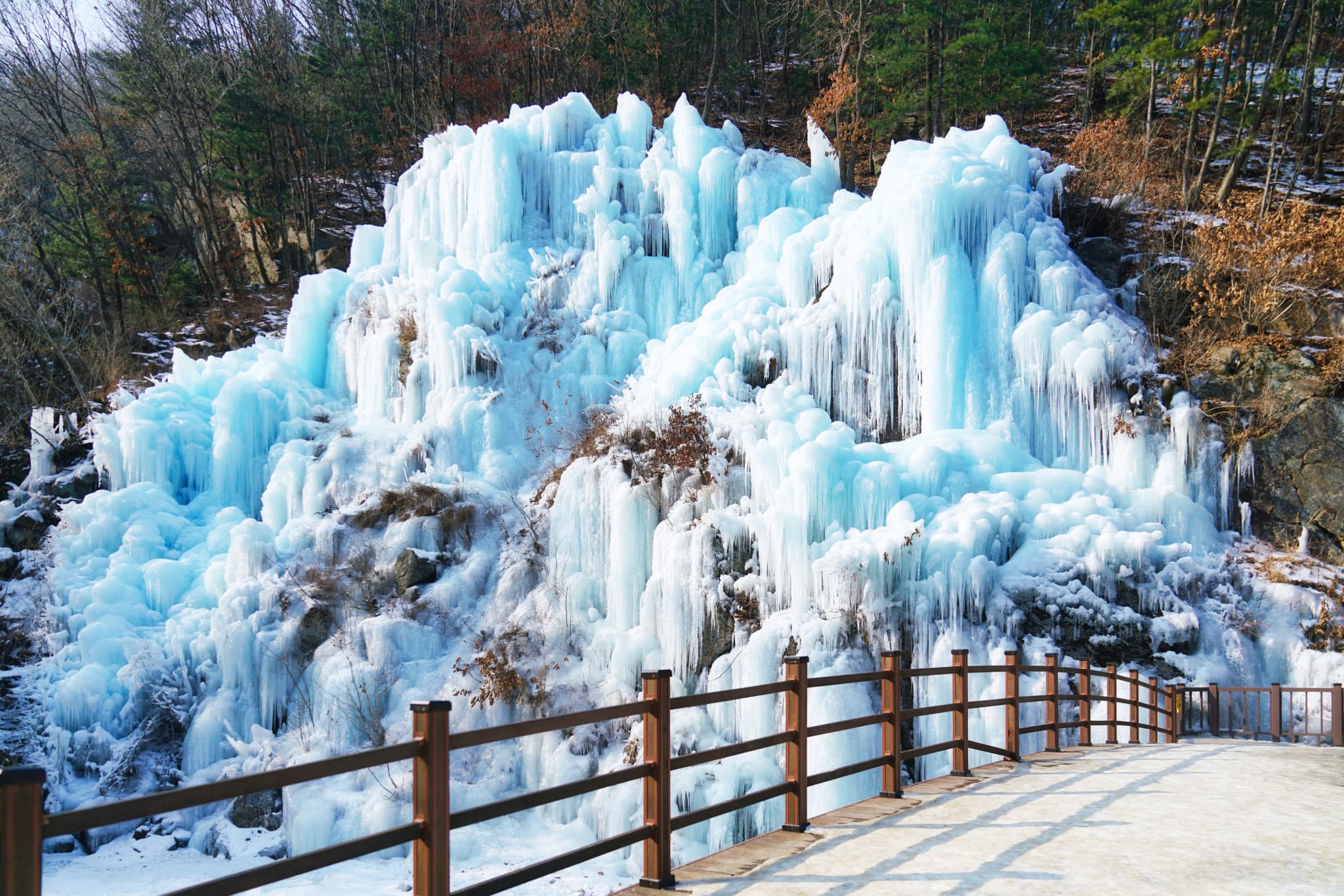 Vivaldi Park Winter Ski and Eobi Ice Valley Day Tour from Seoul - image 10