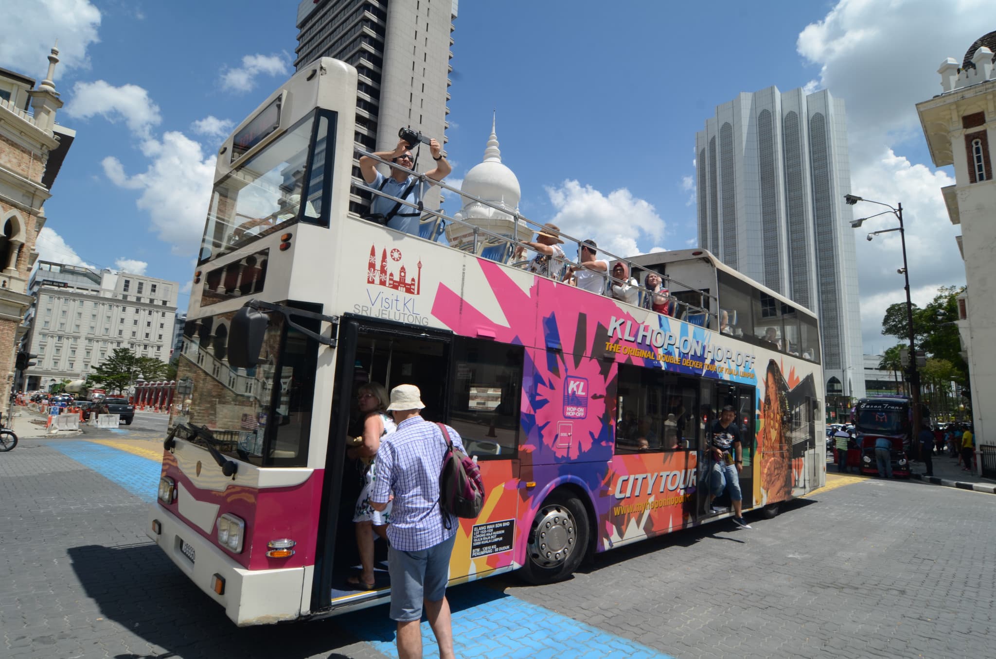 COMBO: KL Hop-on Hop-off Sightseeing Bus Tour + Aquaria KLCC Ticket - image 5