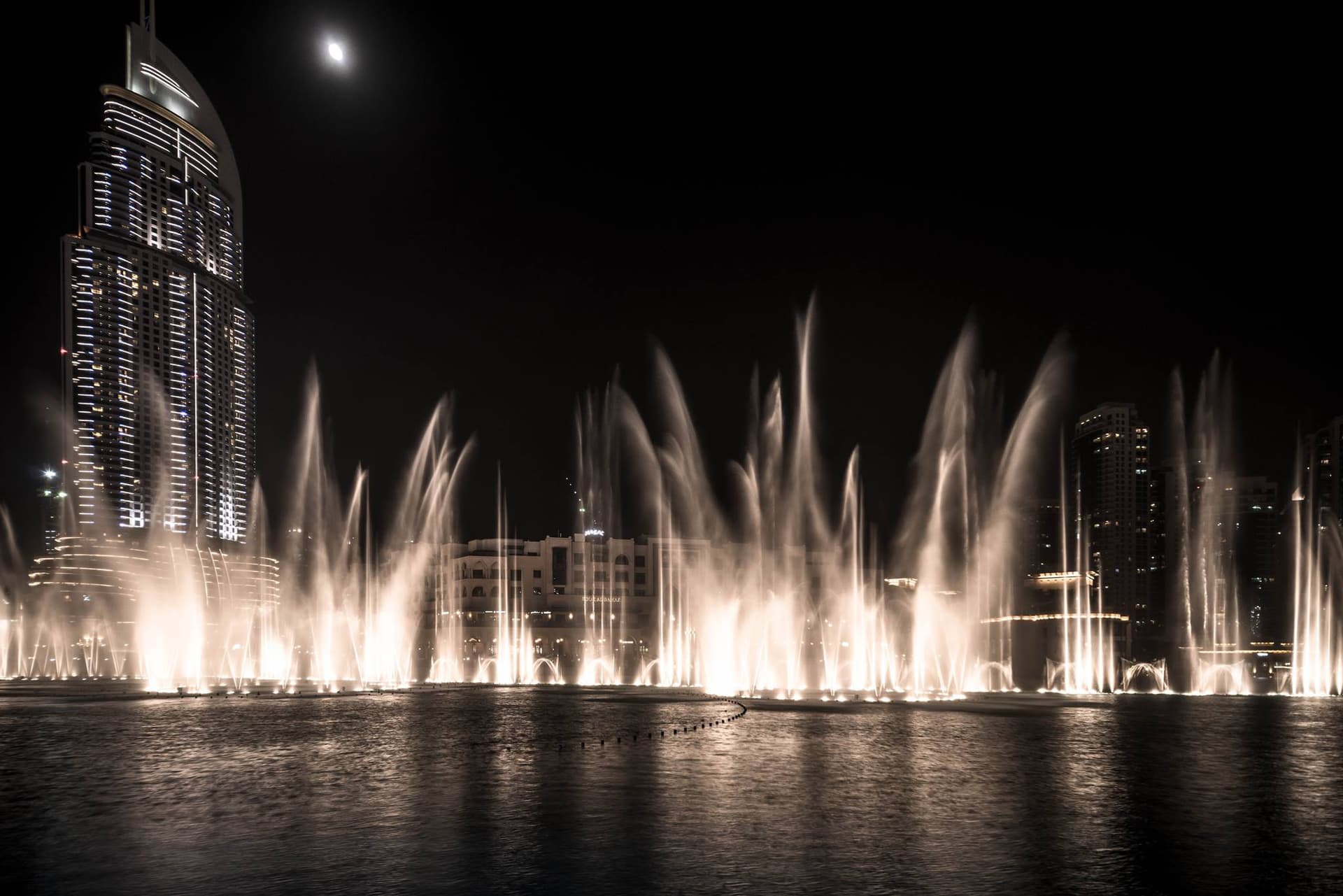 Dubai Fountain - image 9